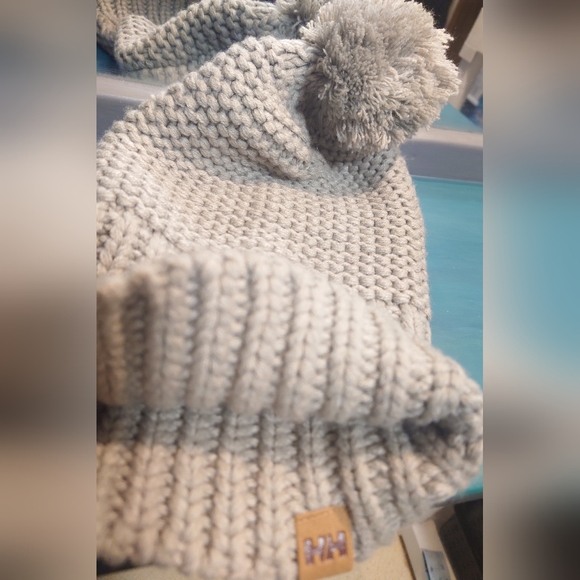 Helly Hansen Calgary Chunky Beanie with Removable Pom NWOT - Picture 6 of 8